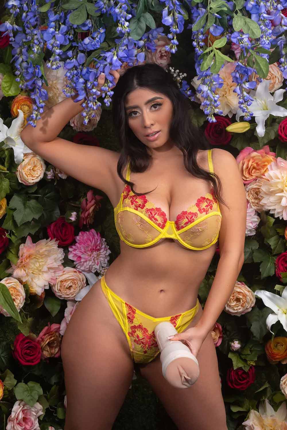 La actriz porno Violet Myers presentando su masturbador exclusivo con textura Waifu