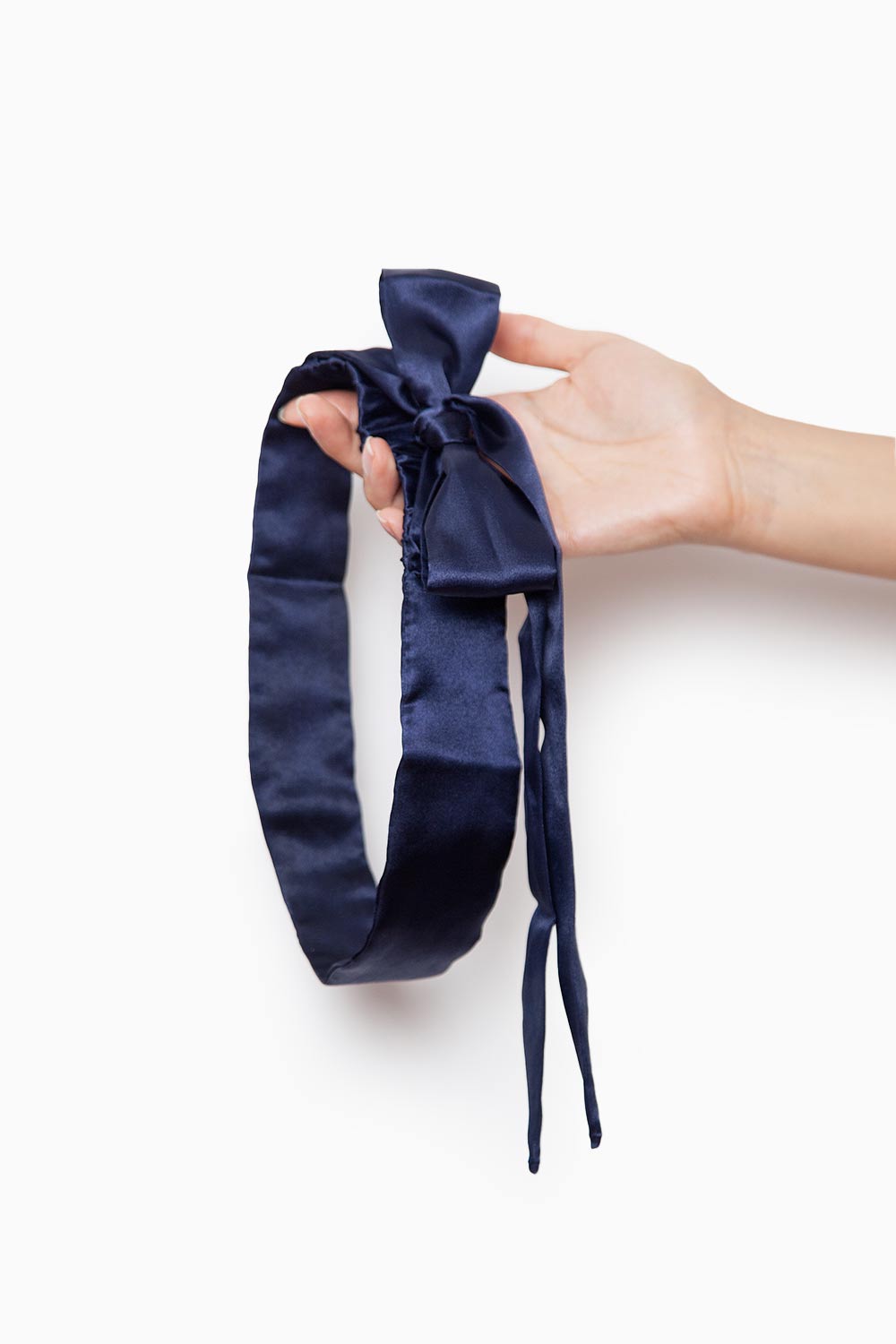 Mano con antifaz de satín del Kit Atrevida, ideal para jugar con los sentidos y el misterio