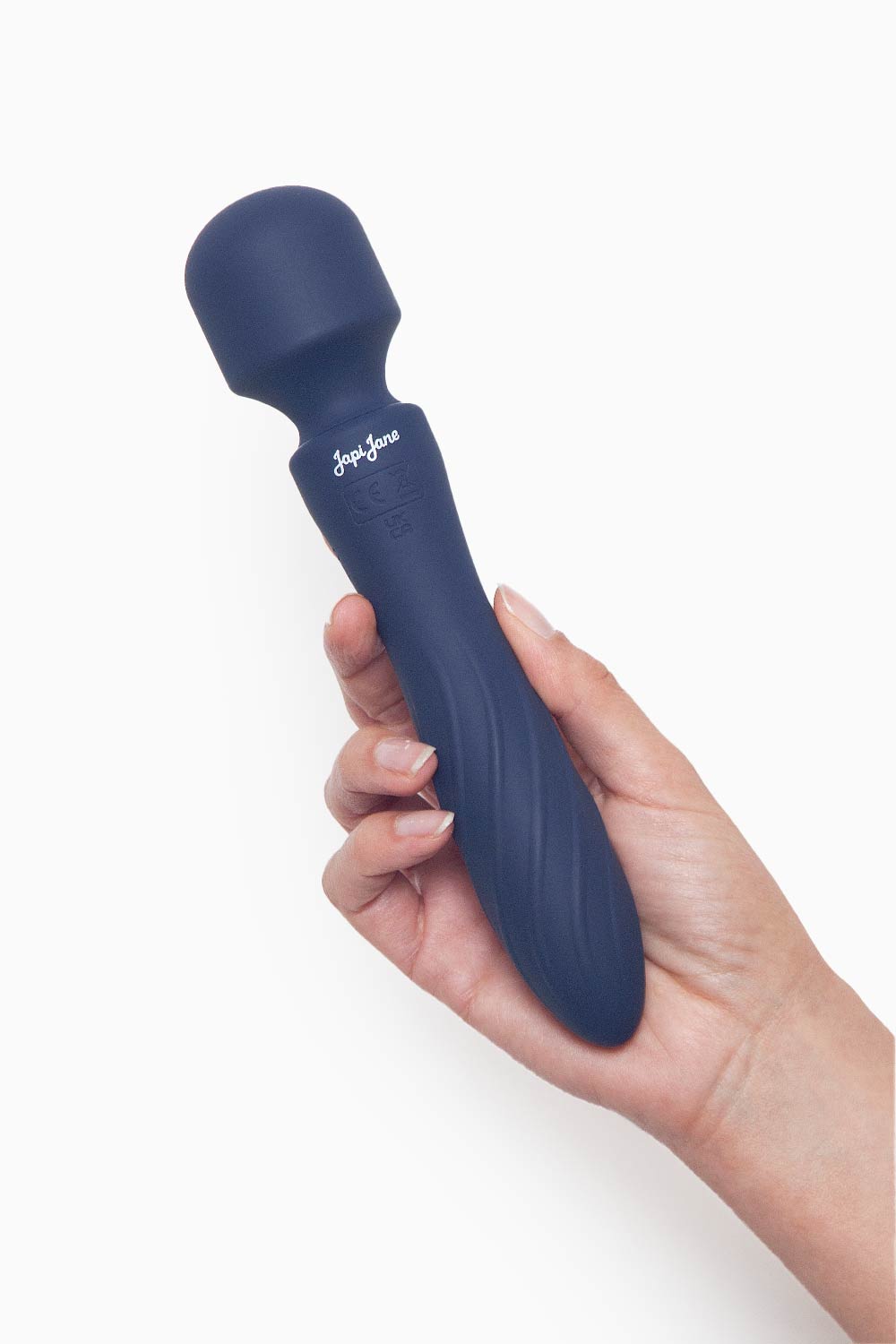 Mano sosteniendo la Japi Varita desde el mango, vibrador tipo varita recargable Japi Jane.