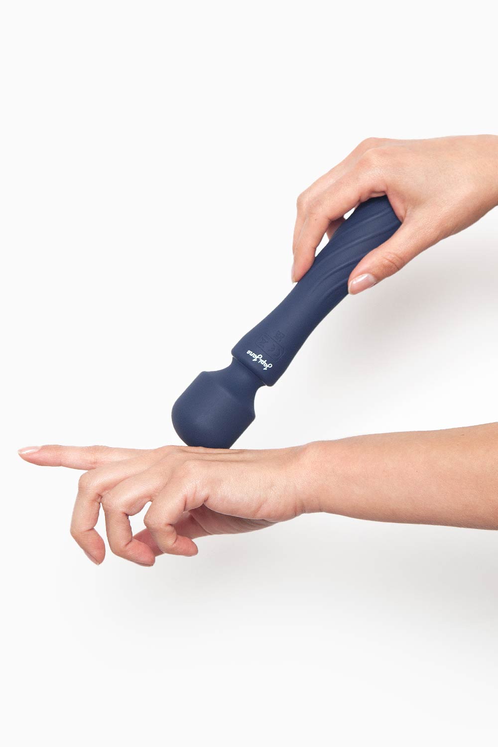Vibrador Japi Varita presionado sobre la mano para mostrar su cabezal flexible.