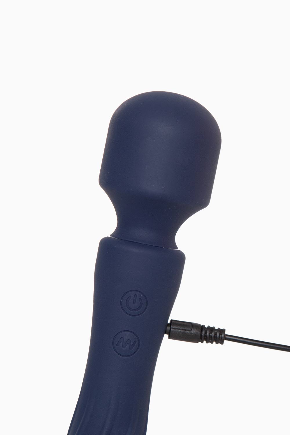 Vibrador Japi Varita conectado a su cable USB mostrando el puerto de carga.