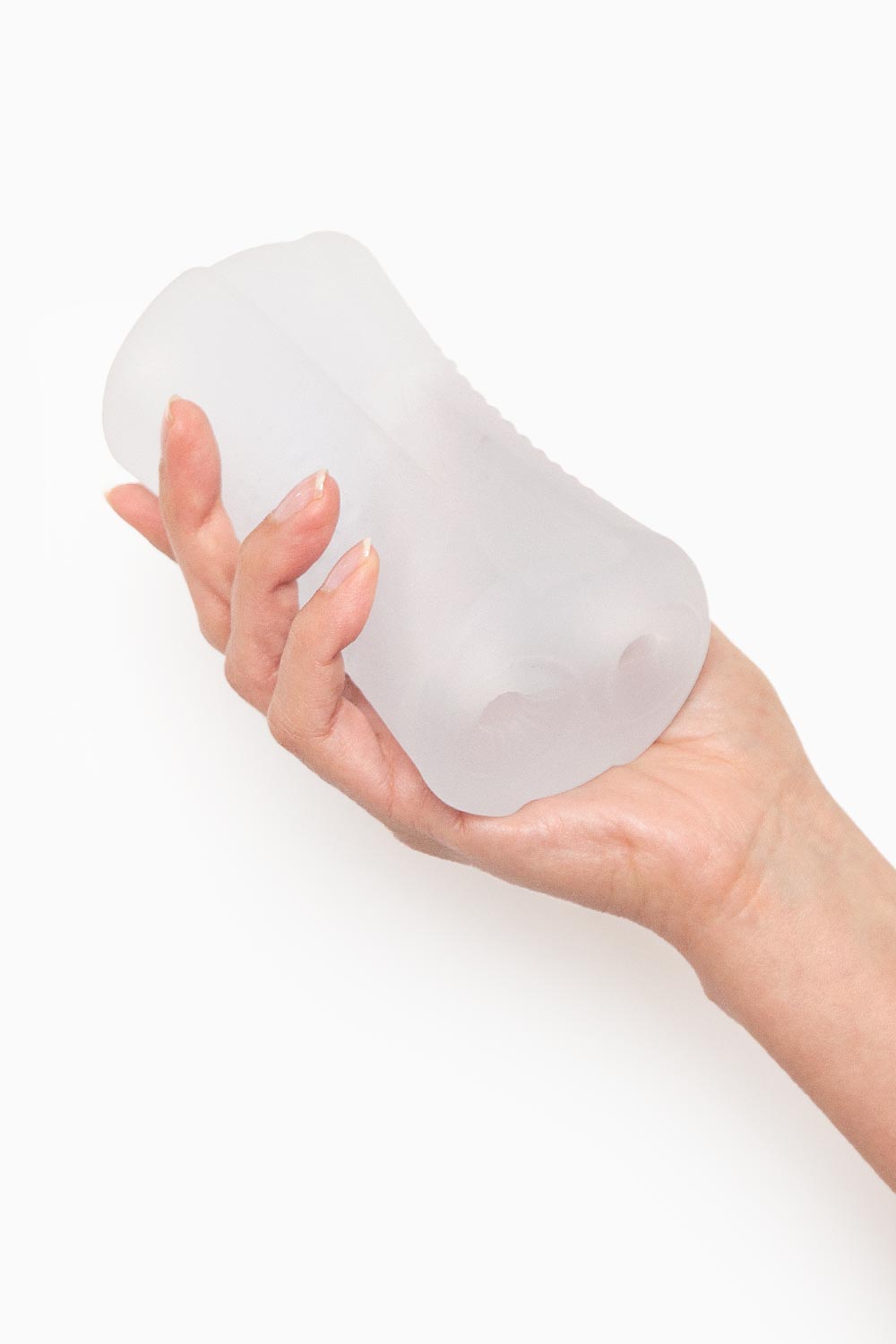 Mano sosteniendo el masturbador masculino Atrévete Ciclón, diseño transparente y ergonómico.