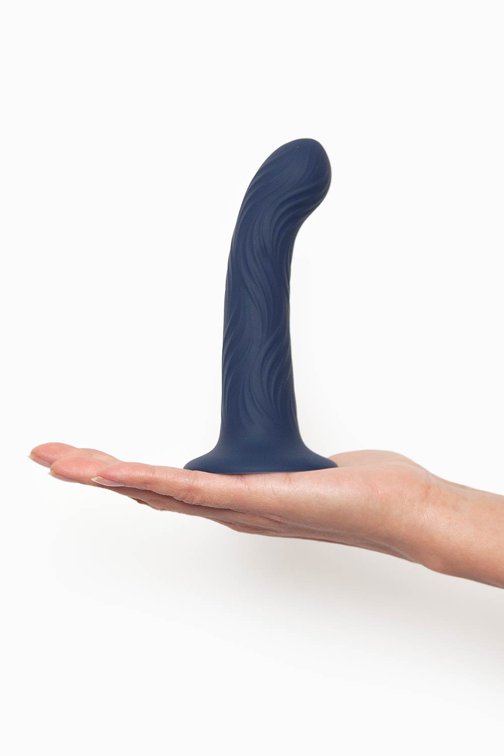 Dildo azul Japi Jane de 13,2 cm apoyado en una mano para mostrar su tamaño real.