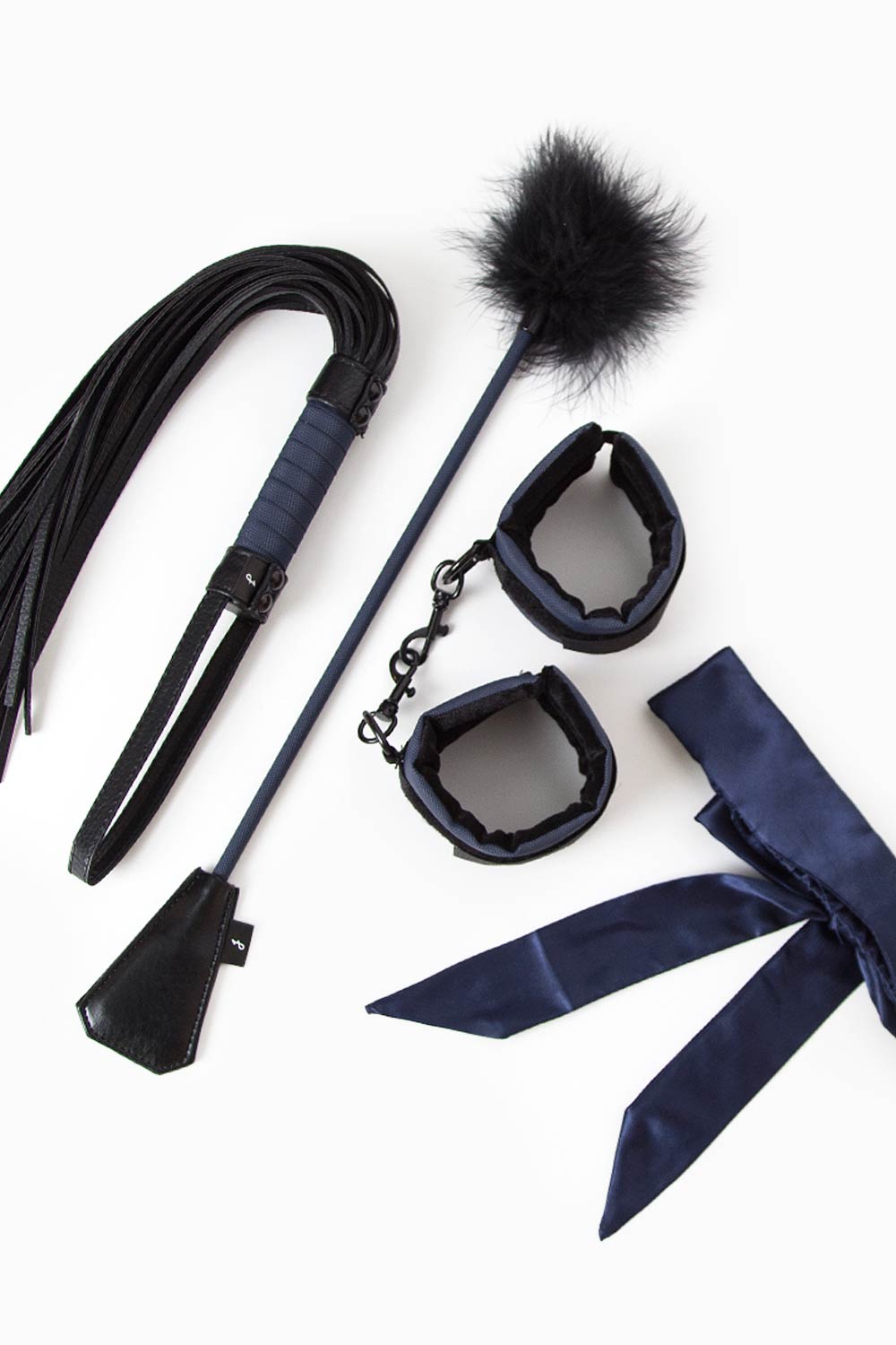 Kit Atrevida completo con látigo, fusta, esposas y antifaz, todo lo esencial para comenzar en el BDSM