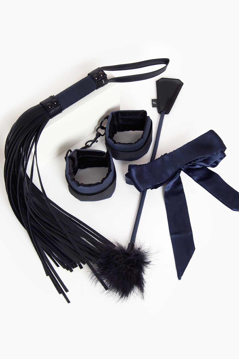 Set de inicio al BDSM suave: Kit Atrevida con cuatro accesorios para explorar en pareja