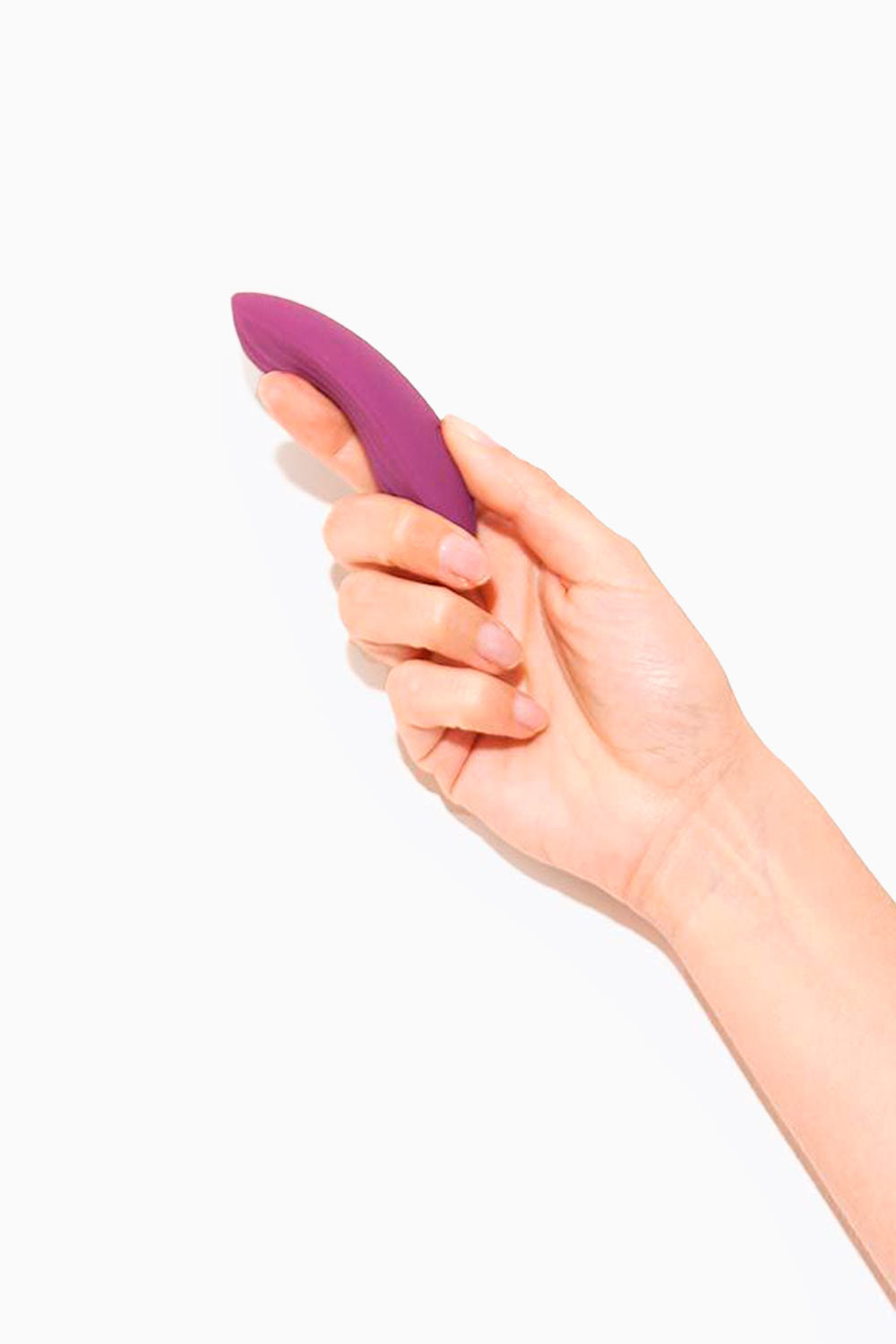 Mano sosteniendo Edeny, estimulador de clítoris con forma de lengua y control por app
