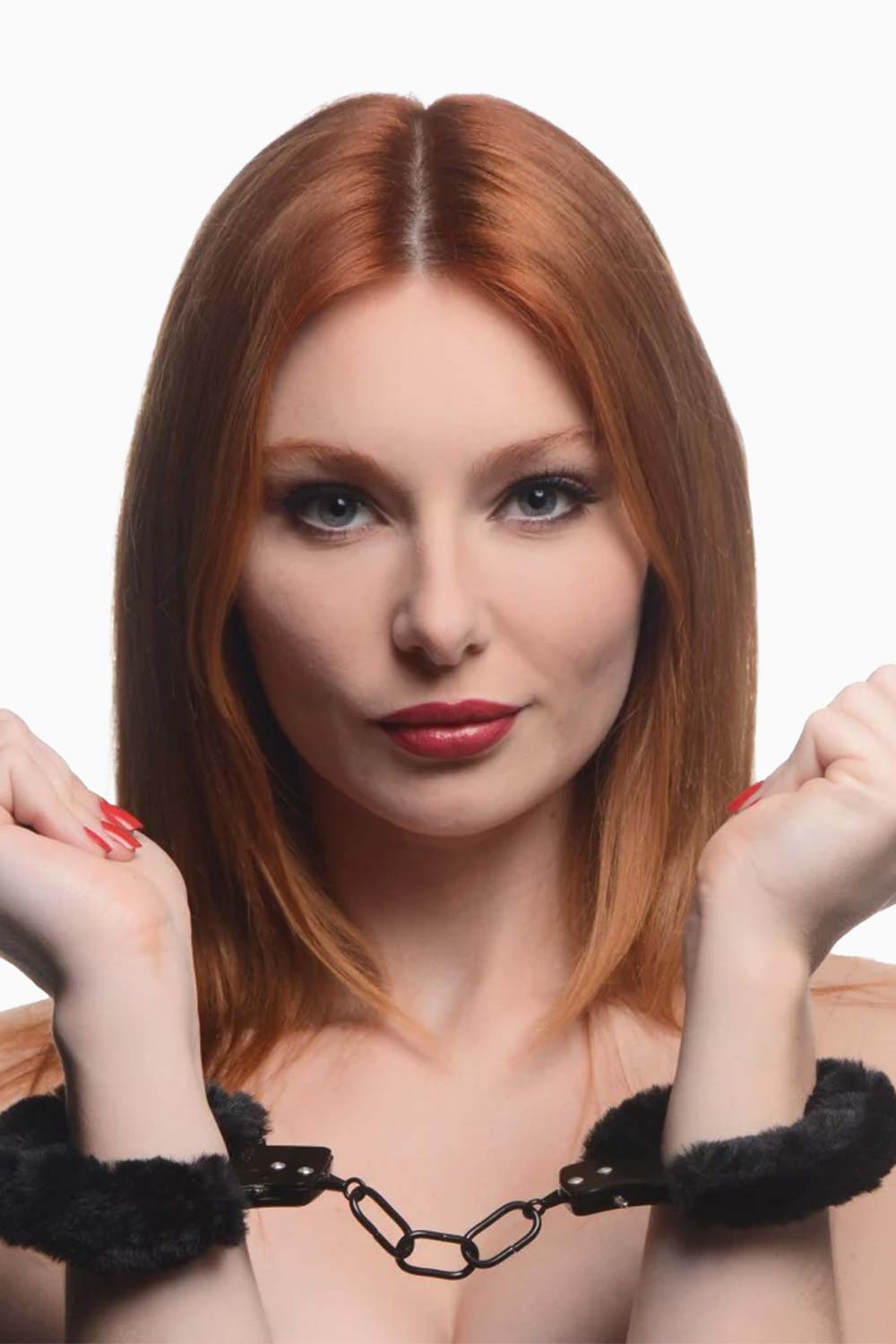 Mujer usando esposas BDSM con felpa, accesorio sensual y seguro para juegos de dominación suave