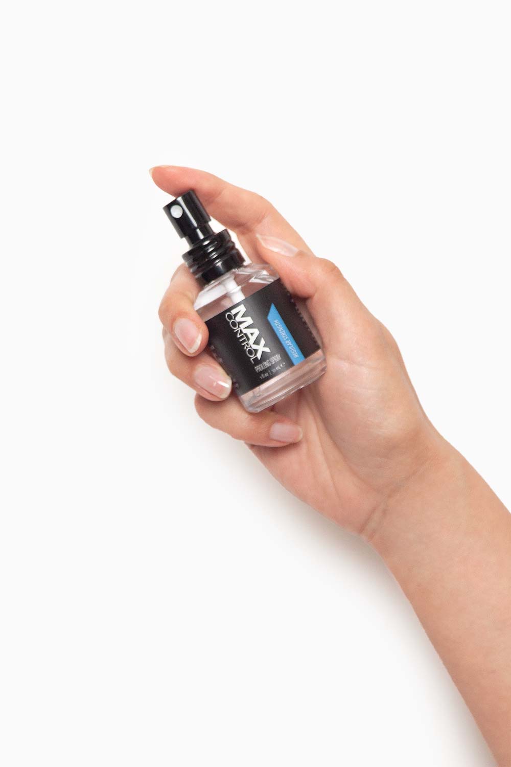 Mano sosteniendo el spray desensibilizante Max Control, ideal para prolongar el placer masculino