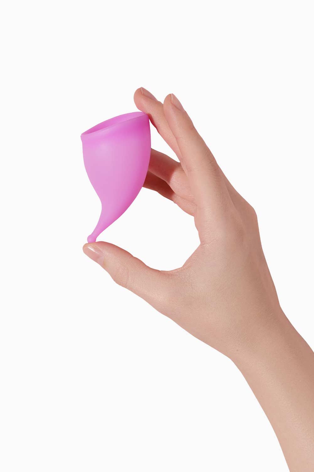 Mano sosteniendo copa menstrual CuNOVA con cobre, hecha en Chile con silicona médica y tecnología Copesil®