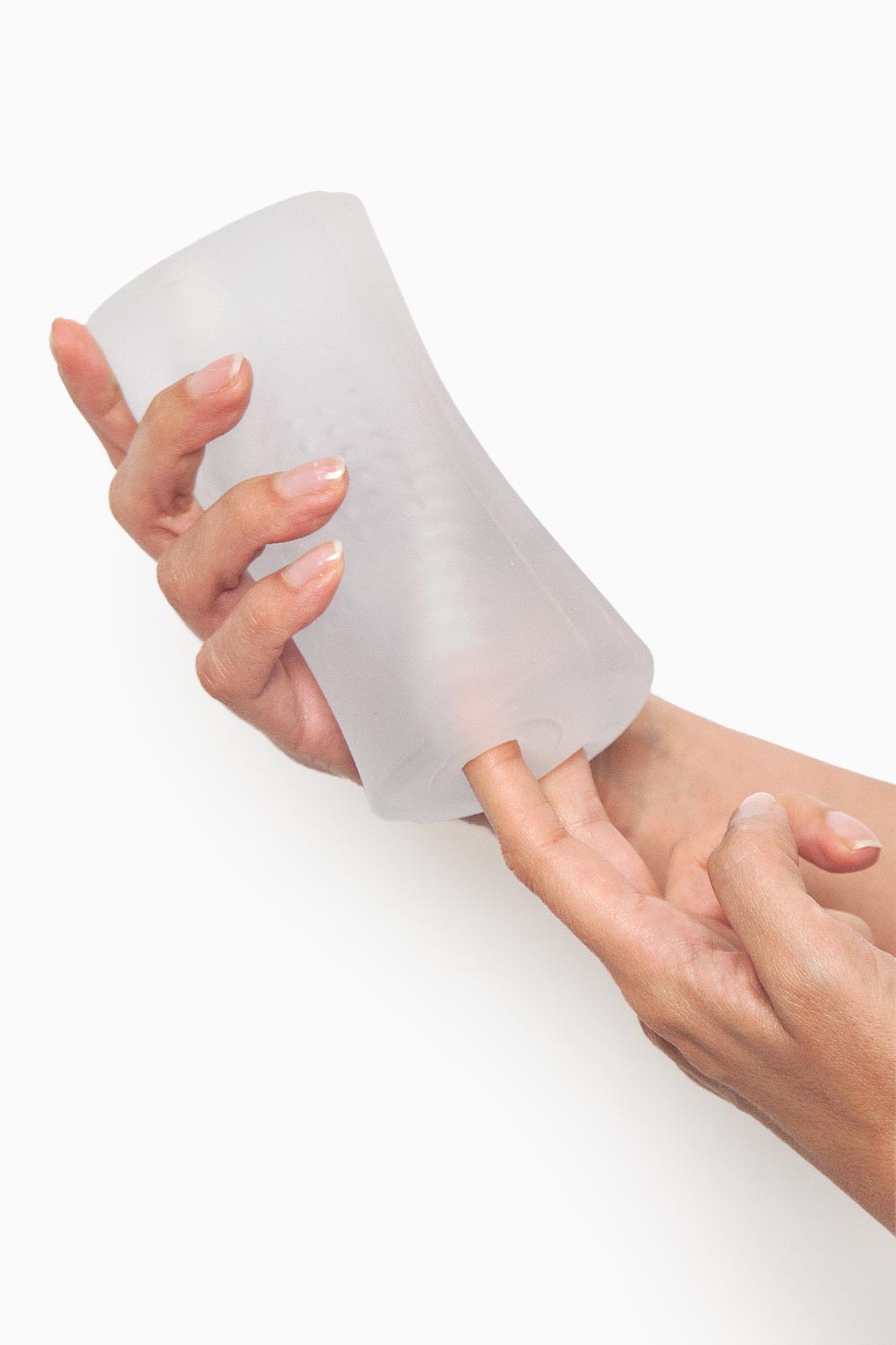 Masturbador Atrévete Ciclón sostenido mientras se introduce un dedo para mostrar su flexibilidad.