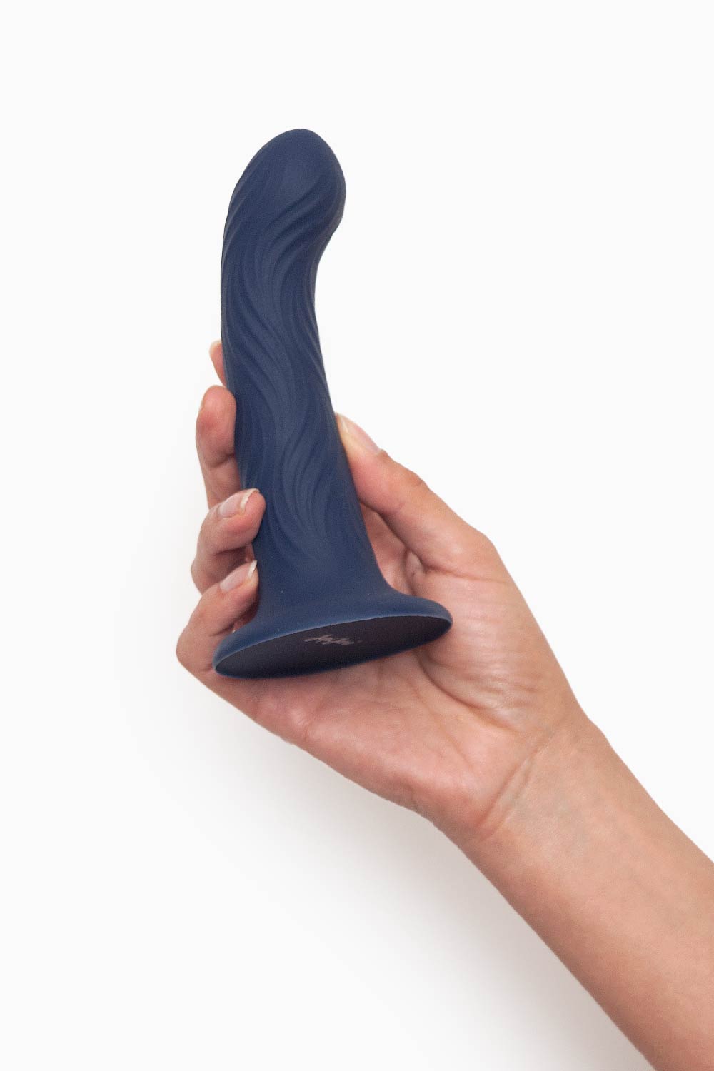 Mano sosteniendo dildo azul Japi Jane de 13,2 cm, mostrando su forma y textura suave.
