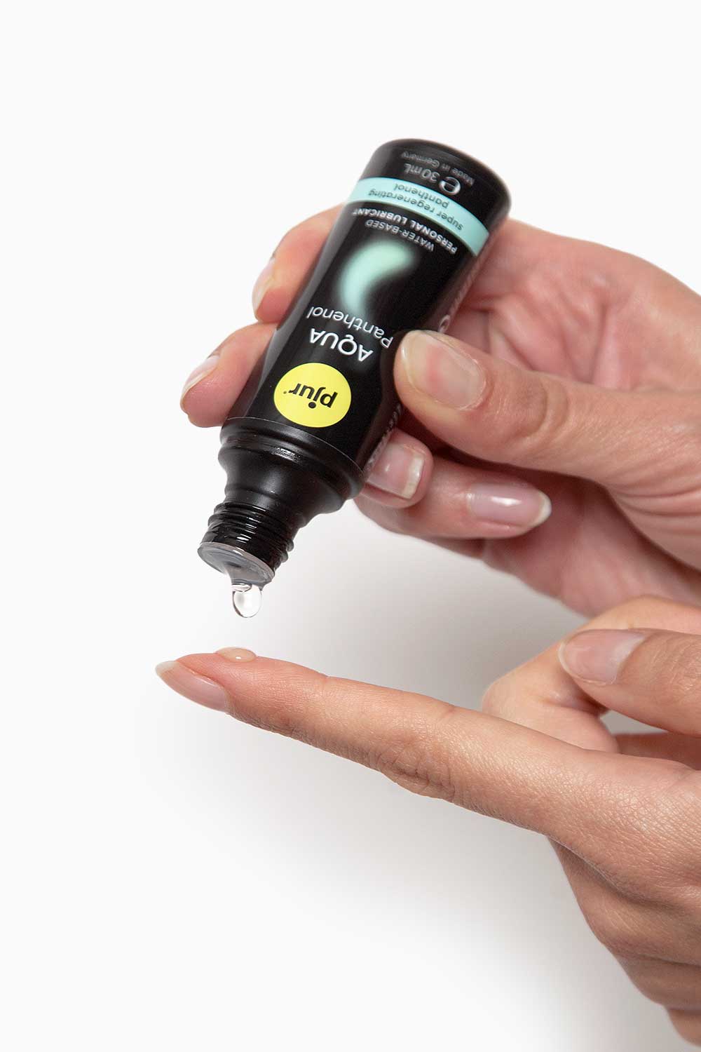 Aplicación del lubricante con pantenol sobre un dedo, textura sedosa y de larga duración